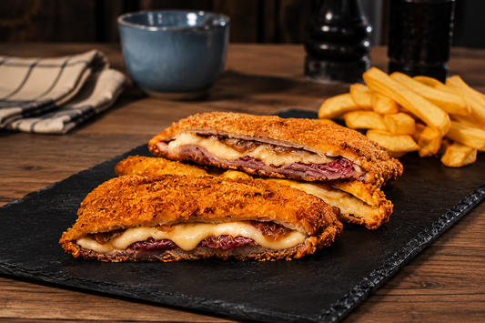Cachopo de ternera, rulo de cabra, bacon y cebolla caramelizada