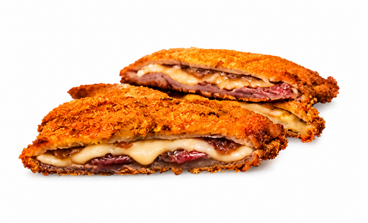 Cachopo de ternera, rulo de cabra, bacon y cebolla caramelizada